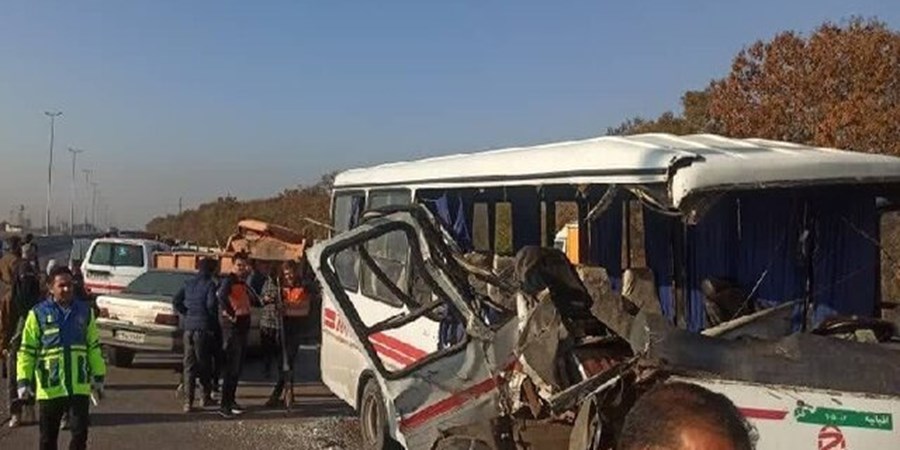 برخورد مینی‌بوس با درخت ۱۱ مصدوم بر جای گذاشت