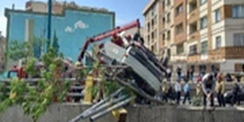 جزئیات واژگونی کامیون حامل کپسول‌های اکسیژن در بزرگراه امام علی
