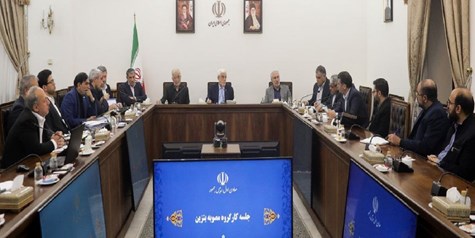 عارف: عواید حاصله از مصوبه بنزین در قالب کالابرگ به مردم ارائه می‌شود