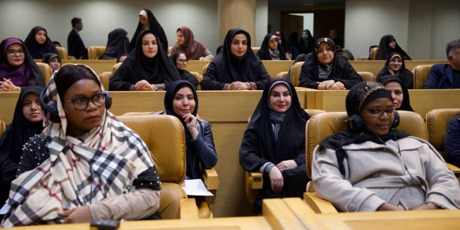 دیدار جمعی از بانوان بانك صنعت و معدن با رییس جمهور